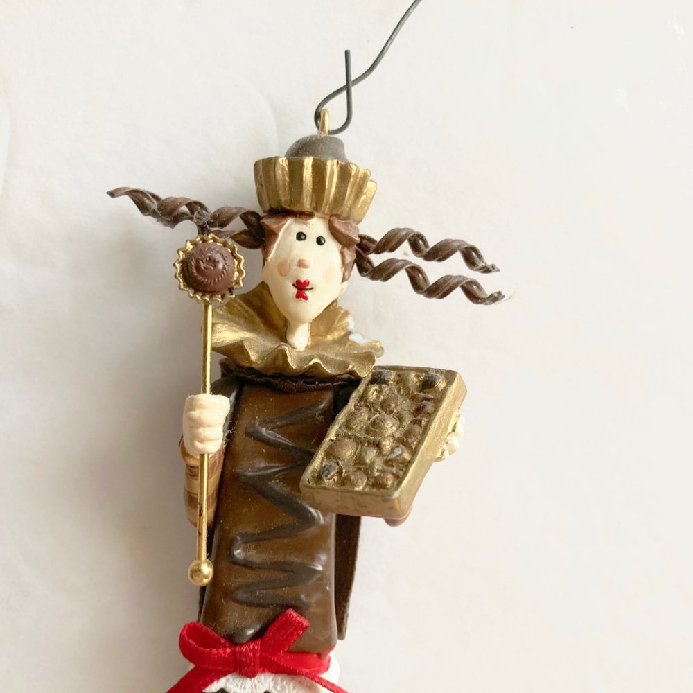 Hallmark 2005 Queen of Chocolate Ornament - Picture 3 of 8